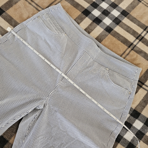 Striped High-Waisted Pants - Picture 5 of 7